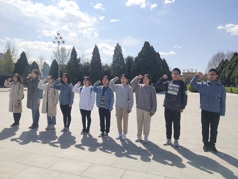 C:\Users\Administrator\Desktop\文学院清明扫墓活动\文学院清明扫墓活动照片1.jpg